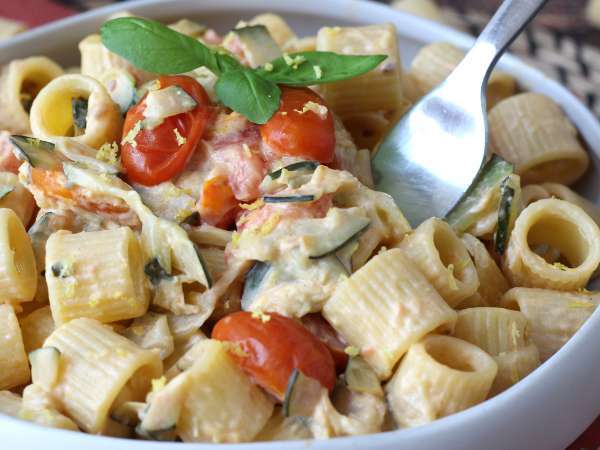 Macarrão cremoso com abobrinha, tomates cereja, cream cheese e limão - Preparação Passo 8