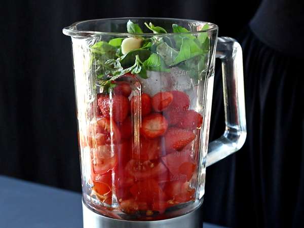 Gaspacho de morangos e tomates: a entrada fresca e original do verão - Preparação Passo 1