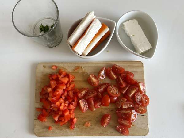 Salada de cuscuz pérola com delícias do mar (surimi): Fresca, colorida e deliciosa - Preparação Passo 3