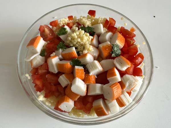 Salada de cuscuz pérola com delícias do mar (surimi): Fresca, colorida e deliciosa - Preparação Passo 4