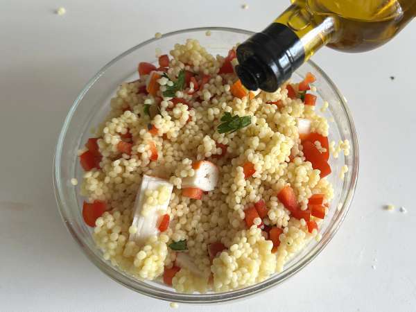 Salada de cuscuz pérola com delícias do mar (surimi): Fresca, colorida e deliciosa - Preparação Passo 5