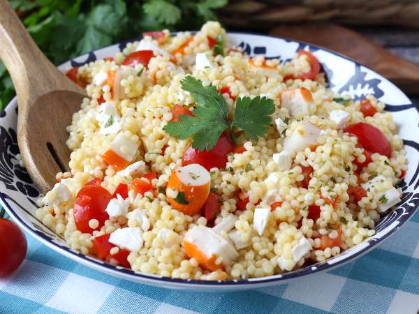 Salada de cuscuz pérola com delícias do mar (surimi): Fresca, colorida e deliciosa - Preparação Passo 6