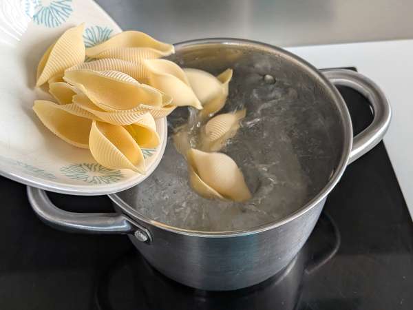 Conchiglioni recheados frios com stracciatella, pistache, tomates-cereja e limão - Preparação Passo 3