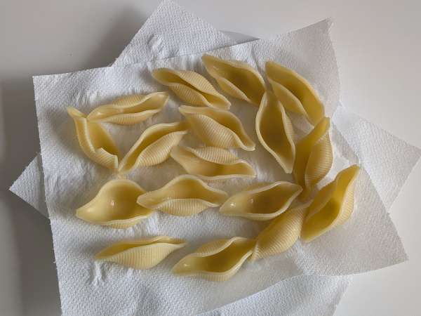 Conchiglioni recheados frios com stracciatella, pistache, tomates-cereja e limão - Preparação Passo 5