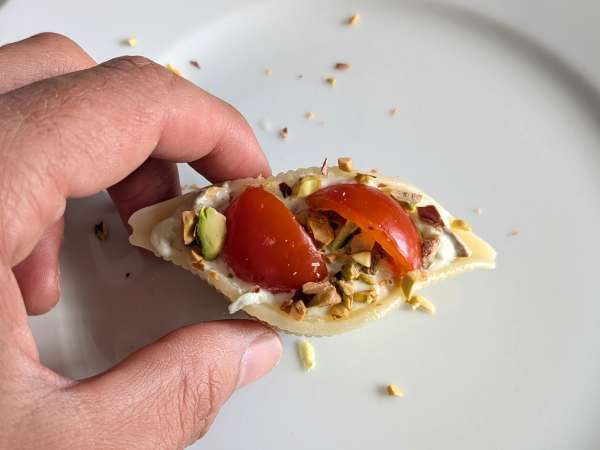 Conchiglioni recheados frios com stracciatella, pistache, tomates-cereja e limão - Preparação Passo 8