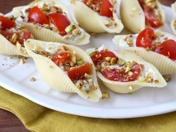Conchiglioni recheados frios com stracciatella, pistache, tomates-cereja e limão - Preparação Passo 9