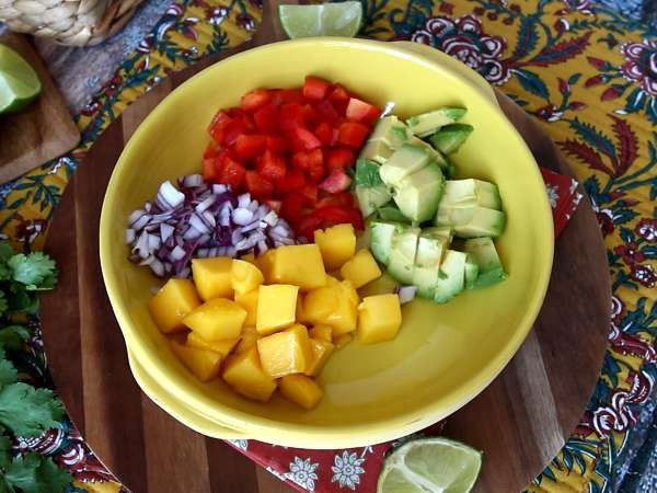 Salada de camarão com manga: receita leve, refrescante e fácil de preparar - Preparação Passo 2