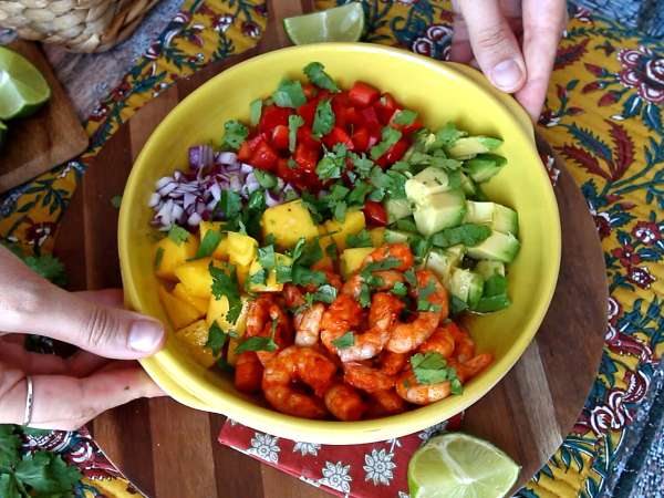Salada de camarão com manga: receita leve, refrescante e fácil de preparar - Preparação Passo 4