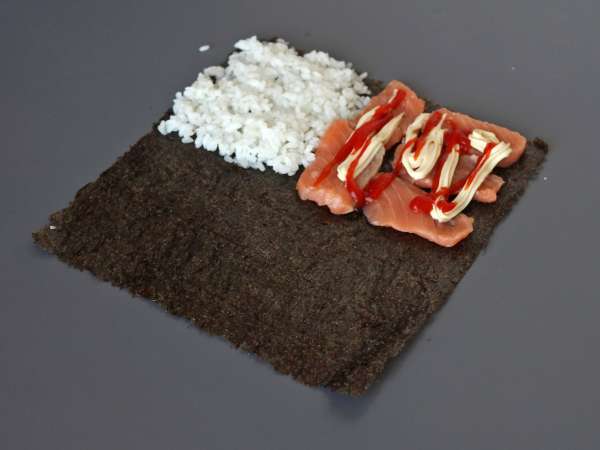 Sanduíche de sushi com salmão, abacate e manga: fresco, original e supergourmet - Preparação Passo 6