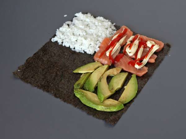 Sanduíche de sushi com salmão, abacate e manga: fresco, original e supergourmet - Preparação Passo 7