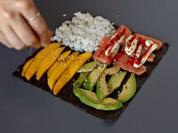 Sanduíche de sushi com salmão, abacate e manga: fresco, original e supergourmet - Preparação Passo 8