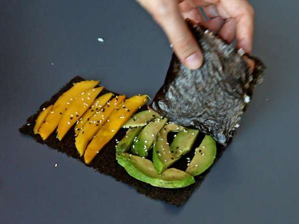 Sanduíche de sushi com salmão, abacate e manga: fresco, original e supergourmet - Preparação Passo 9