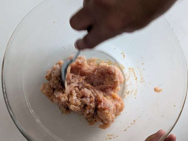 Hambúrguer de frango na Air Fryer: macio, suculento e fácil de fazer - Preparação Passo 4