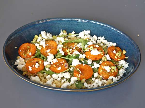 Salada de cuscuz pérola com damascos (alperces) assados, queijo feta e rúcula - Preparação Passo 6