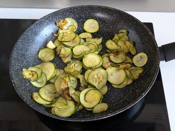 Esparguete com curgete e speck crocante: receita rápida e saborosa - Preparação Passo 3