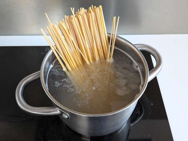 Esparguete com curgete e speck crocante: receita rápida e saborosa - Preparação Passo 4