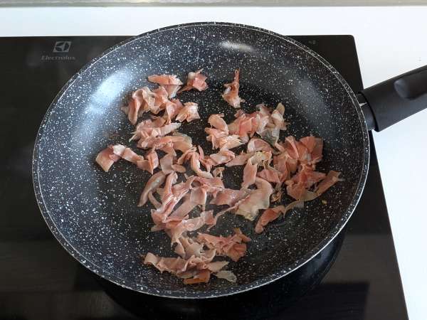 Esparguete com curgete e speck crocante: receita rápida e saborosa - Preparação Passo 5