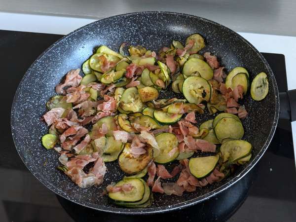 Esparguete com curgete e speck crocante: receita rápida e saborosa - Preparação Passo 6