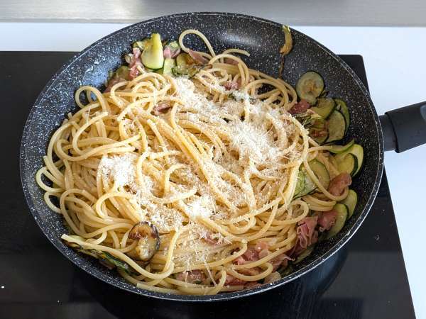 Esparguete com curgete e speck crocante: receita rápida e saborosa - Preparação Passo 7