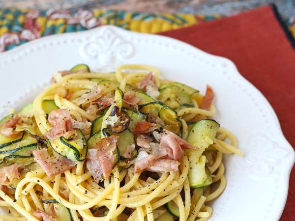 Esparguete com curgete e speck crocante: receita rápida e saborosa - Preparação Passo 8
