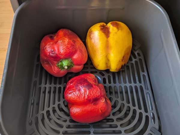 Pimentões Recheados na Air Fryer com Salsicha Fresca e Queijo Gratinado - Preparação Passo 1