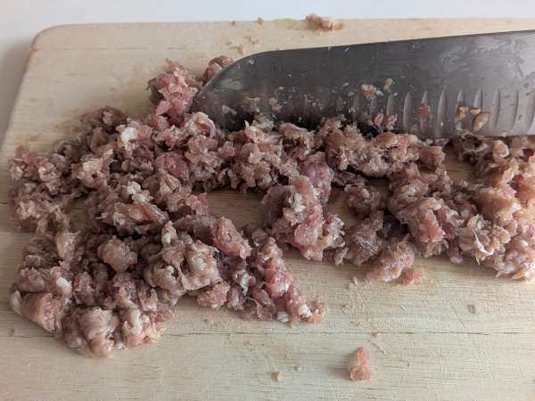 Pimentões Recheados na Air Fryer com Salsicha Fresca e Queijo Gratinado - Preparação Passo 2