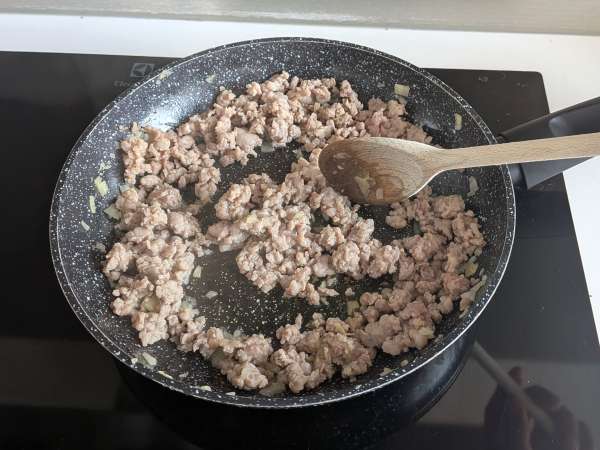 Pimentões Recheados na Air Fryer com Salsicha Fresca e Queijo Gratinado - Preparação Passo 3