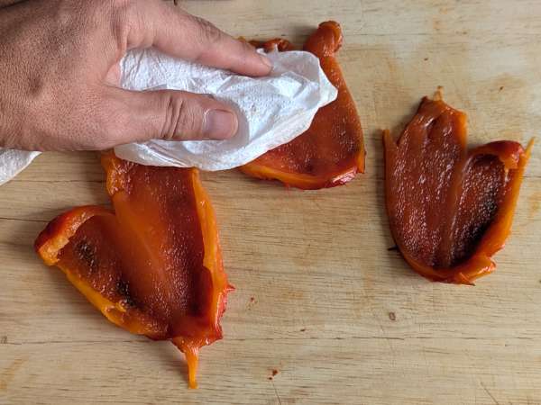 Pimentões Recheados na Air Fryer com Salsicha Fresca e Queijo Gratinado - Preparação Passo 6