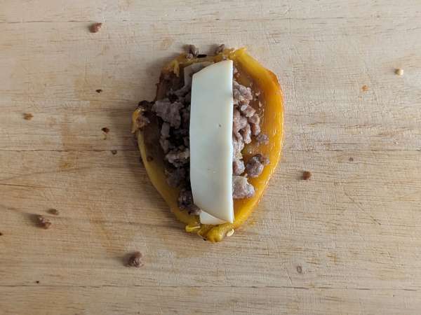 Pimentões Recheados na Air Fryer com Salsicha Fresca e Queijo Gratinado - Preparação Passo 8