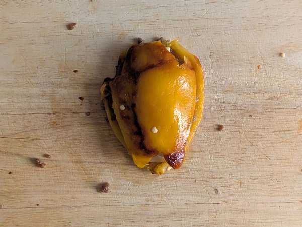 Pimentões Recheados na Air Fryer com Salsicha Fresca e Queijo Gratinado - Preparação Passo 9