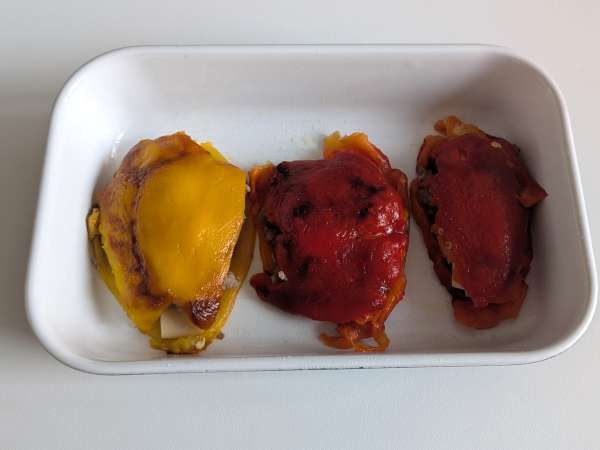 Pimentões Recheados na Air Fryer com Salsicha Fresca e Queijo Gratinado - Preparação Passo 10