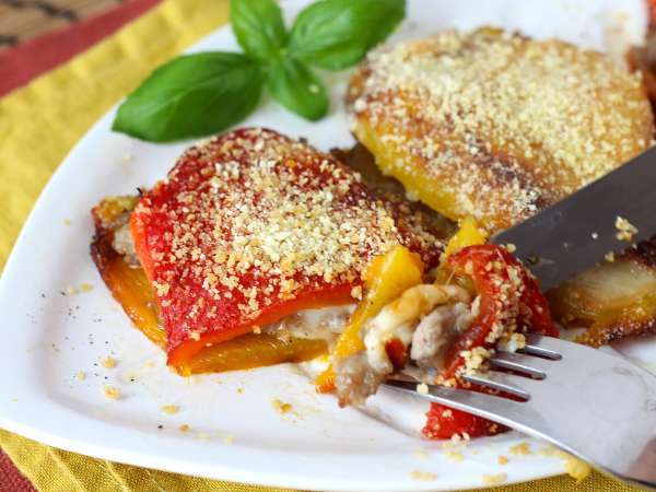 Pimentões Recheados na Air Fryer com Salsicha Fresca e Queijo Gratinado - Preparação Passo 12