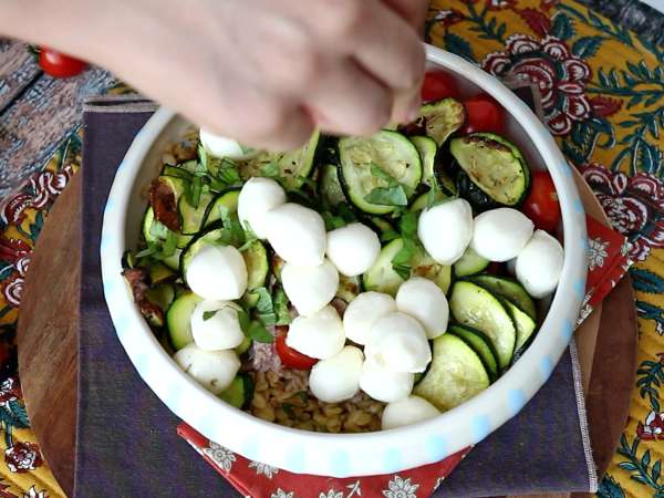 Salada de trigo em grãos com atum e mussarela - Preparação Passo 7