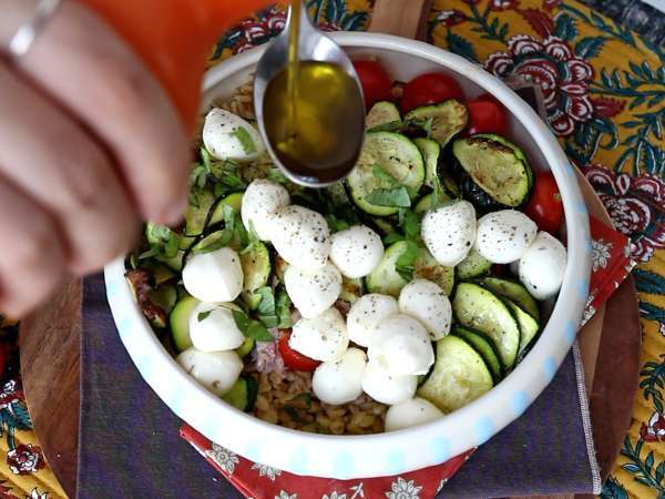 Salada de trigo em grãos com atum e mussarela - Preparação Passo 8