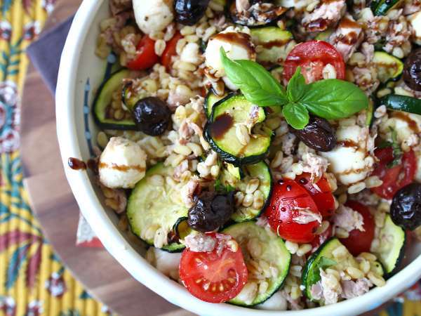 Salada de trigo em grãos com atum e mussarela - Preparação Passo 9
