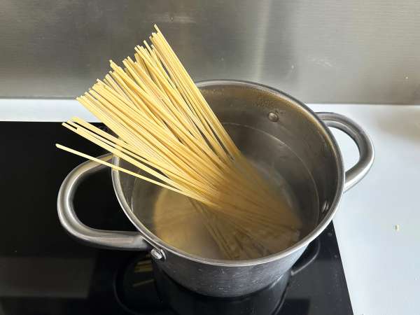 Esparguete com sardinha: receita fácil, rápida e saborosa - Preparação Passo 1