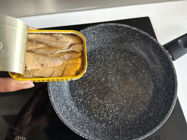 Esparguete com sardinha: receita fácil, rápida e saborosa - Preparação Passo 2