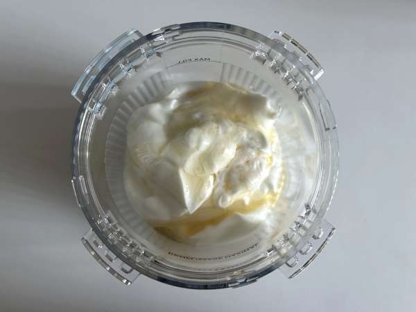 Sorvete de iogurte estilo stracciatella com o Ninja Creami - Preparação Passo 1