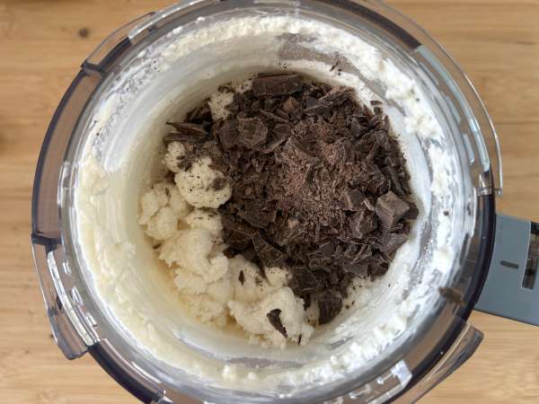 Sorvete de iogurte estilo stracciatella com o Ninja Creami - Preparação Passo 6