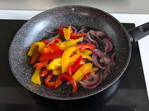 Macarrão com molho de pimentão e hortelã - Preparação Passo 2