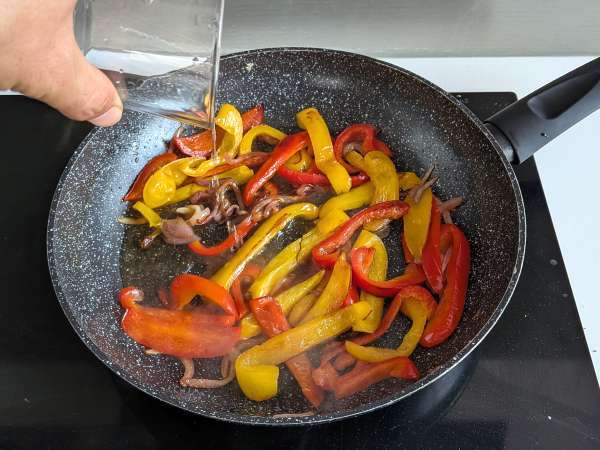 Macarrão com molho de pimentão e hortelã - Preparação Passo 3