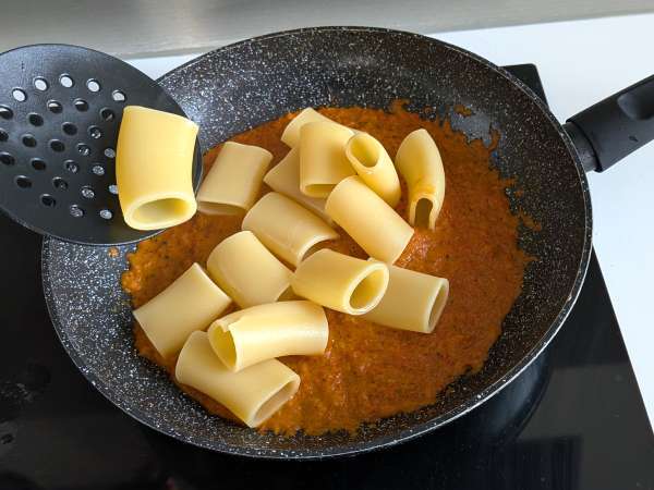 Macarrão com molho de pimentão e hortelã - Preparação Passo 7