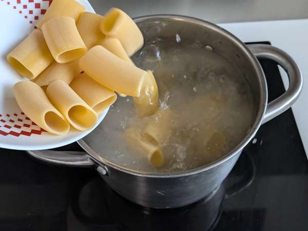 Macarrão com molho de pimentão e hortelã - Preparação Passo 6