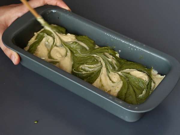Bolo mármore de chá matcha - Preparação Passo 9
