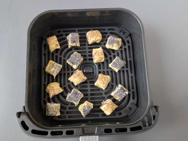 Rolinhos folhados de linguiça e queijo na Air Fryer - Preparação Passo 9
