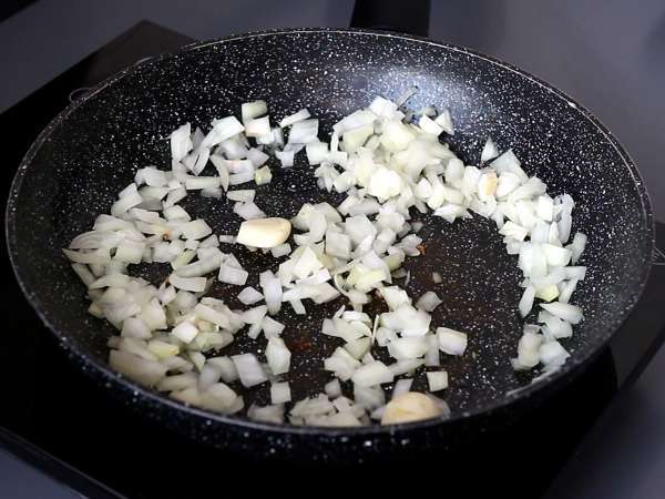 Macarrão orzo com tomate e camarões, preparado como um risoto - Preparação Passo 2