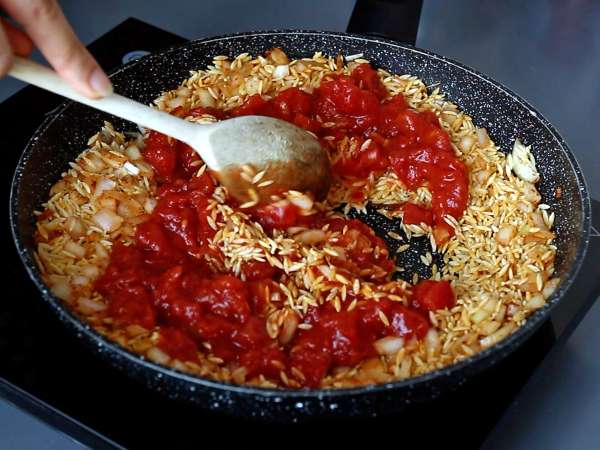 Macarrão orzo com tomate e camarões, preparado como um risoto - Preparação Passo 4