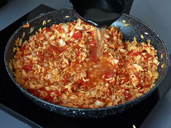 Macarrão orzo com tomate e camarões, preparado como um risoto - Preparação Passo 5