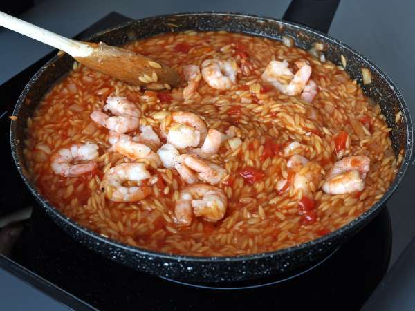 Macarrão orzo com tomate e camarões, preparado como um risoto - Preparação Passo 6