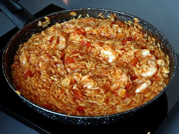 Macarrão orzo com tomate e camarões, preparado como um risoto - Preparação Passo 7
